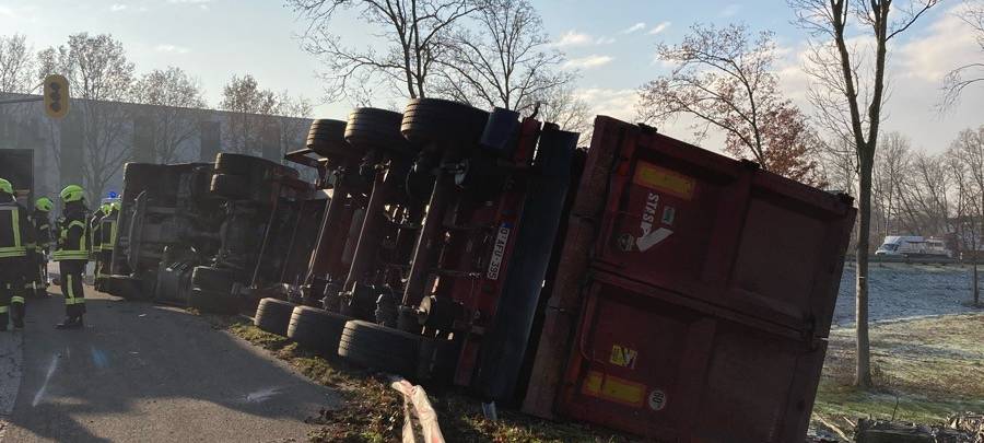 A42: LKW bei Bismarck umgekippt