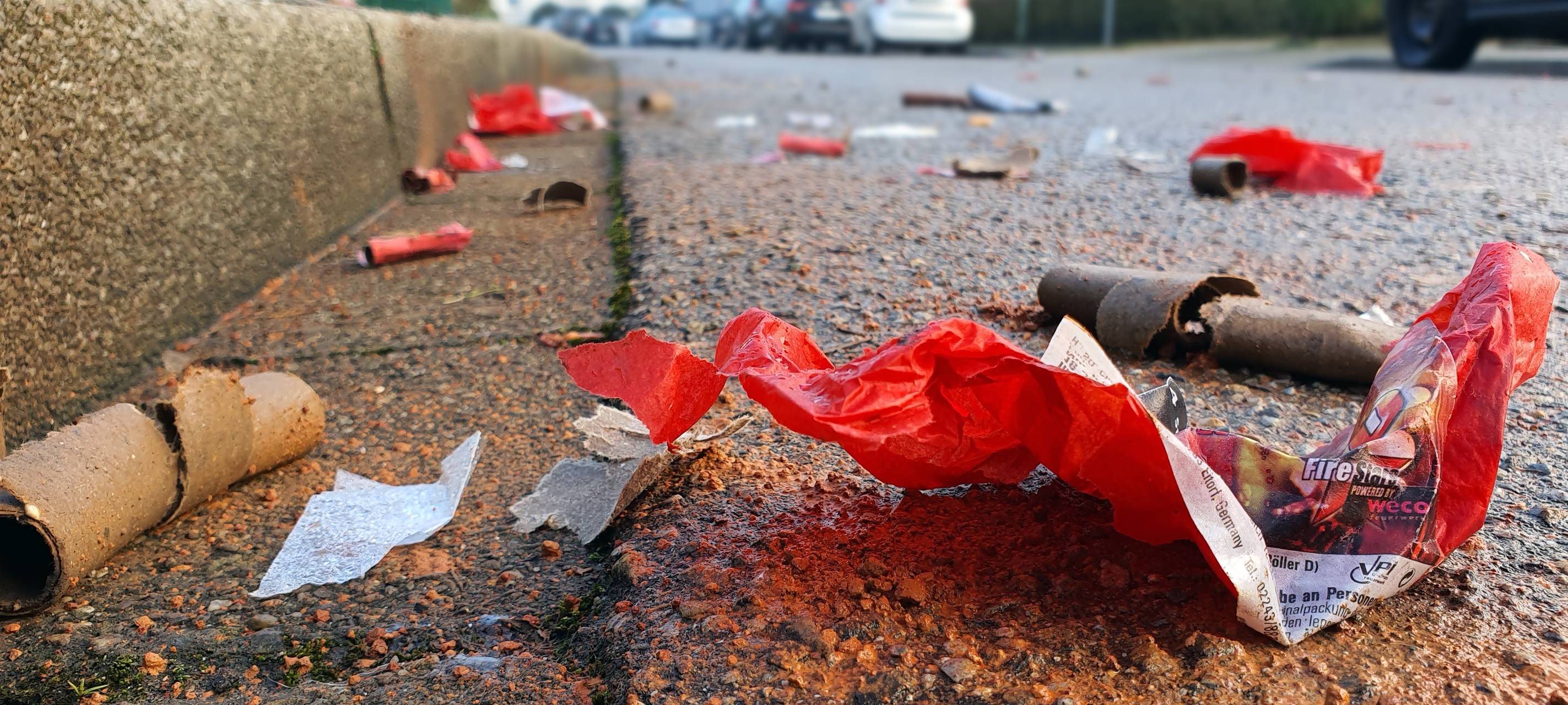 Müll durch Böllerreste auf der Straße