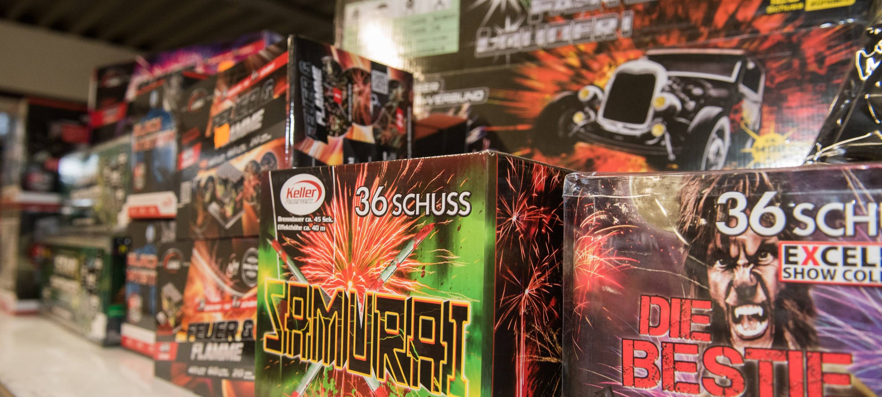 Silvesterknaller stehen im Regal