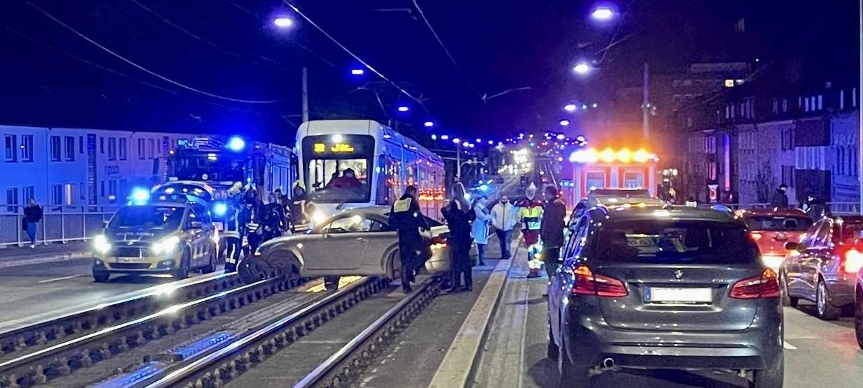 Ein Sportwagen hängt im Gleisbett der Straßenbahn auf der Berliner Brücke in Gelsenkirchen