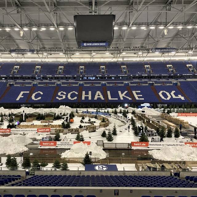 Der Aufbau des Winterdorfs für den Biathlon auf Schalke