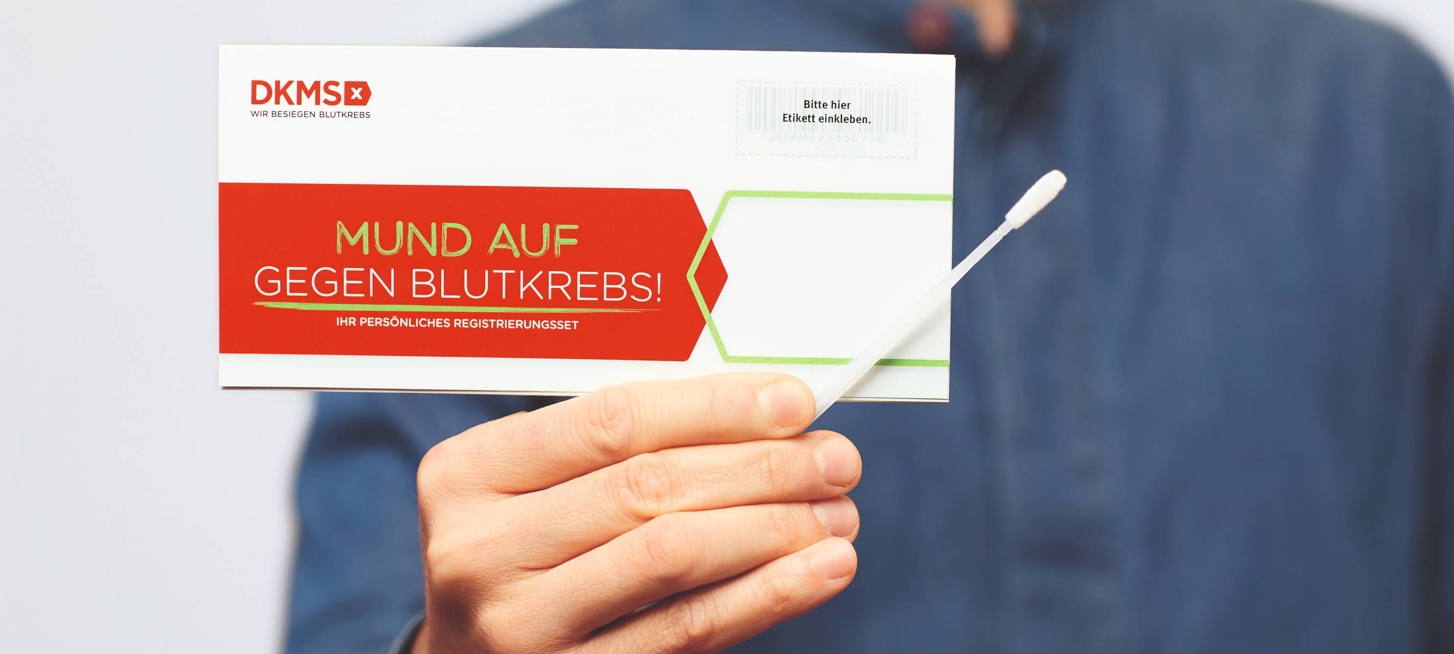 Das Teststäbchen für die Registrierung zur Stammzellenspende bei der DKMS