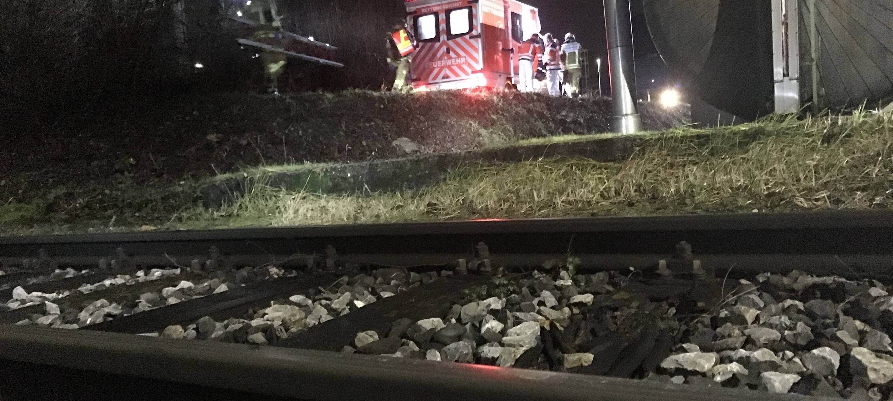 Ein Rettungswagen steht an einem Bahngleis