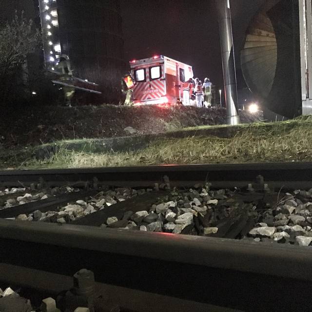 Ein Rettungswagen steht an einem Bahngleis
