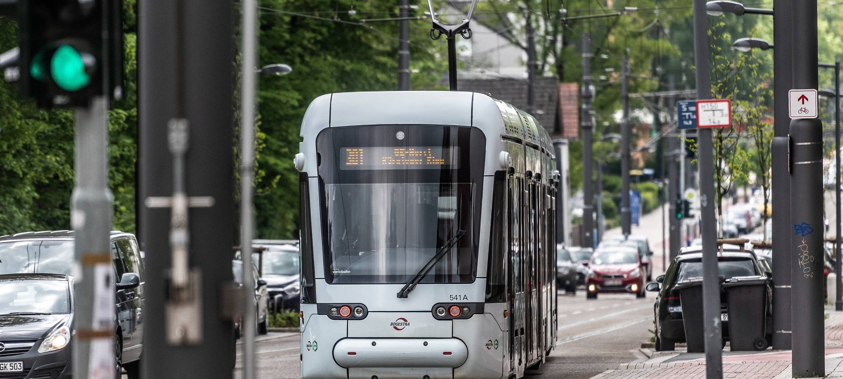 Eine Bahn der Straßenbahnlinie 301