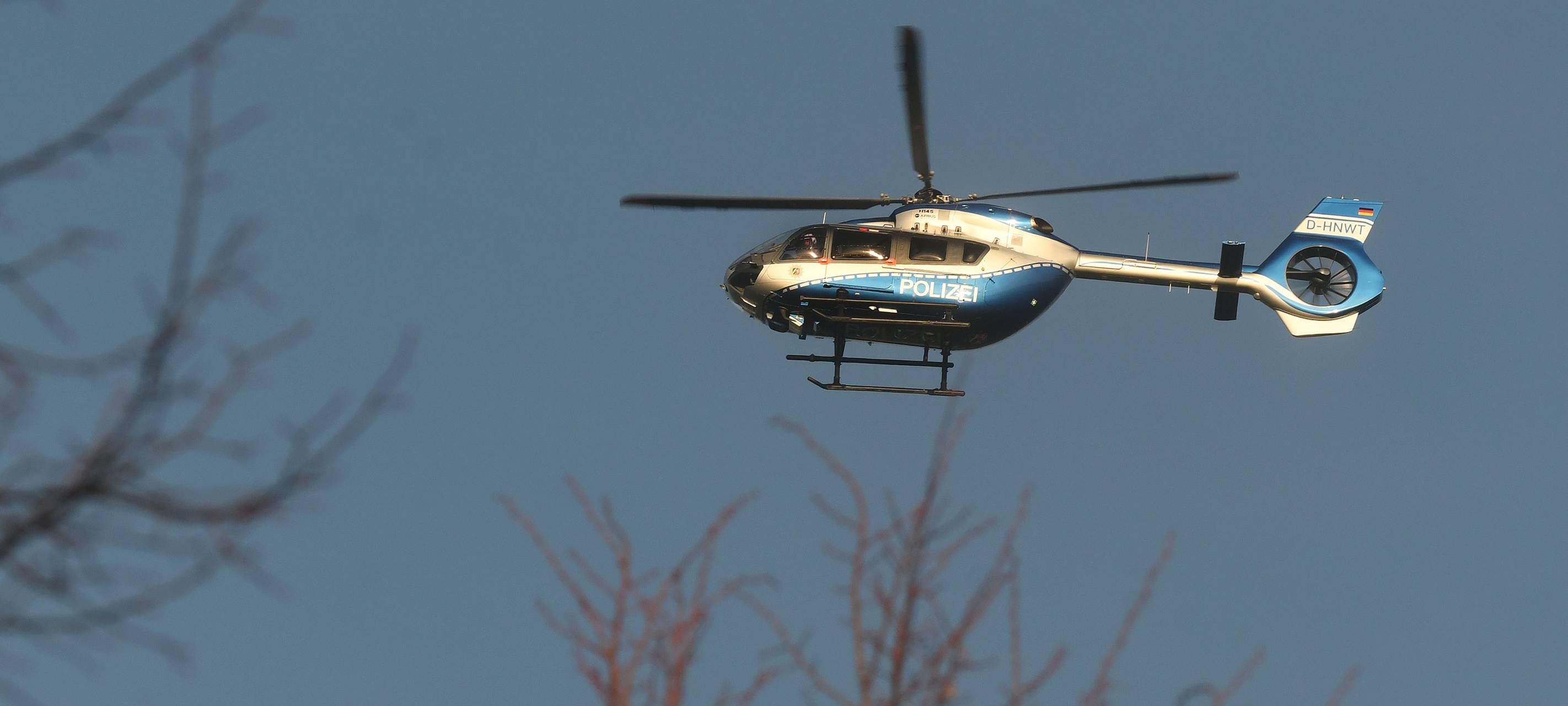 Polizei-Hubschrauber am Himmel