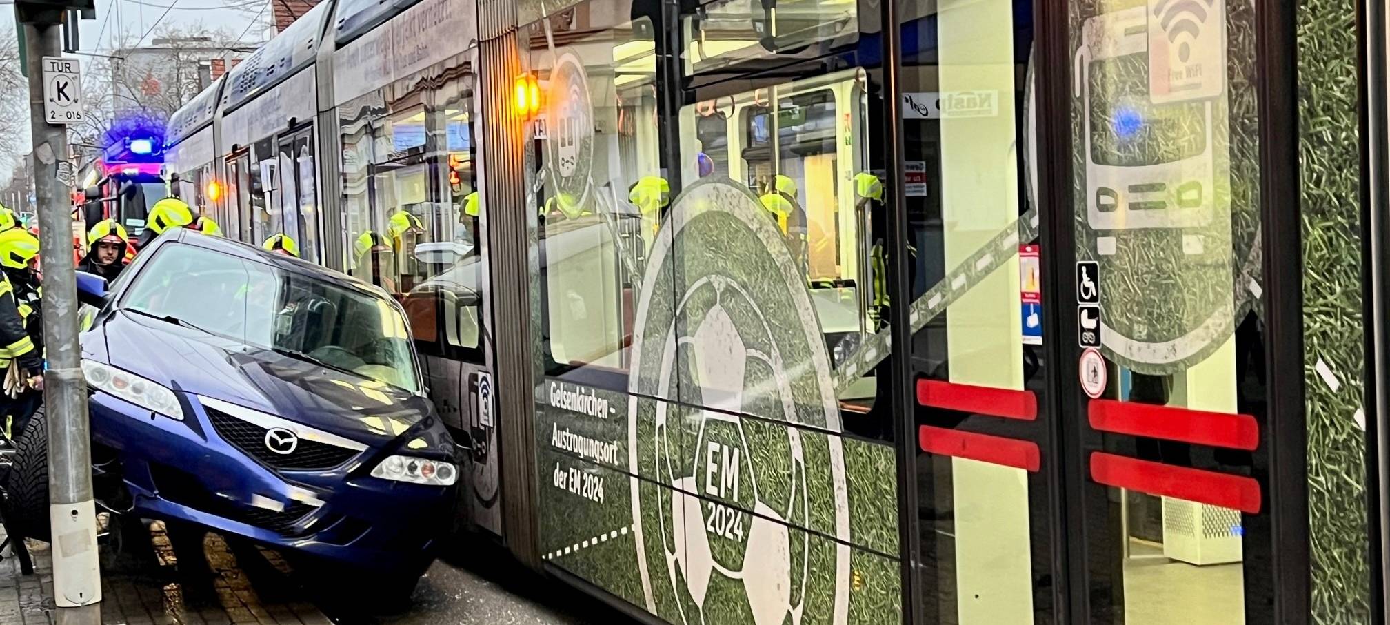 Ein Auto ist mit einer Straßenbahn kollidiert