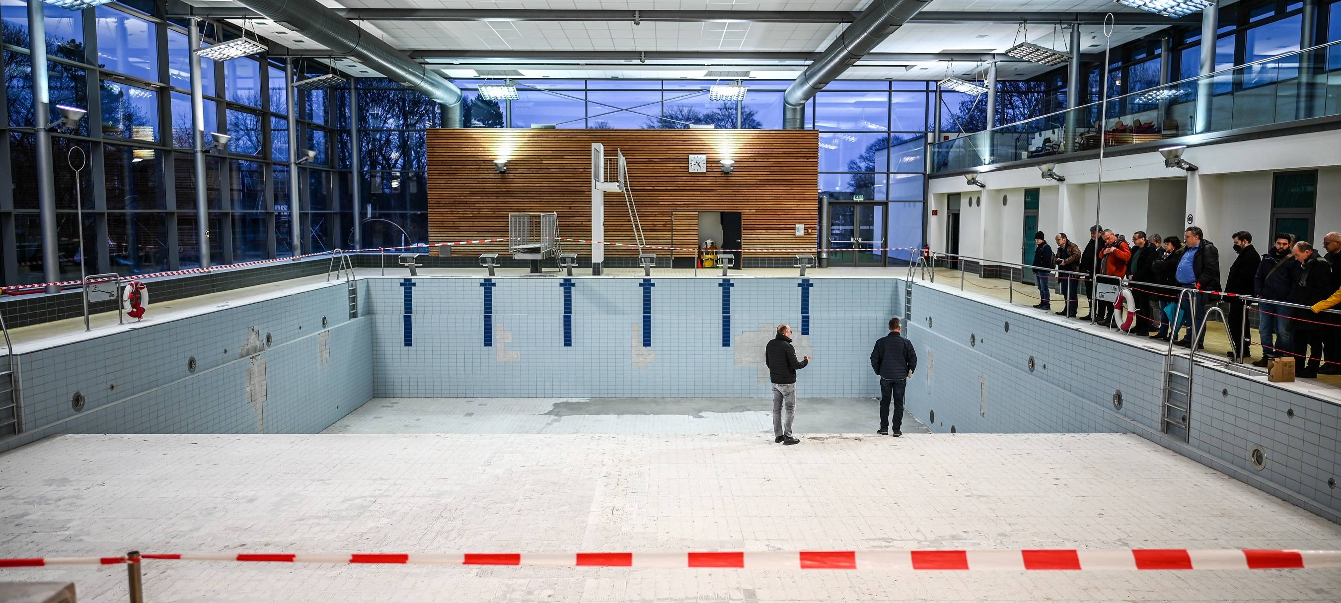 Das leere Schwimmbecken im Bottroper Hallenbad