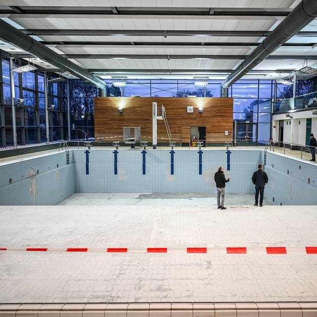 Das leere Schwimmbecken im Bottroper Hallenbad
