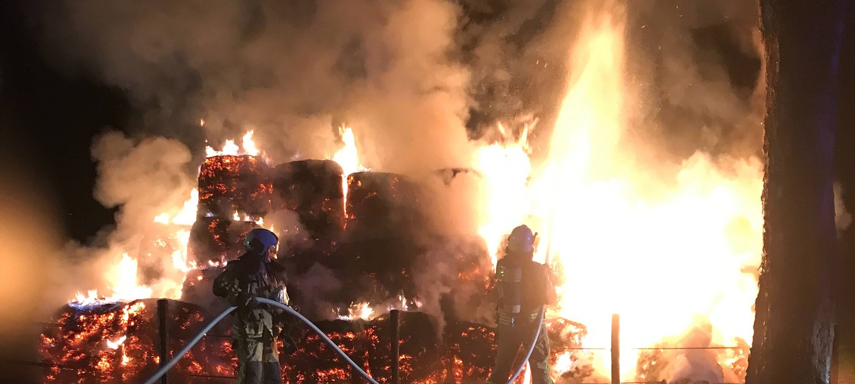 Brennende Strohballen in Feldhausen gelöscht