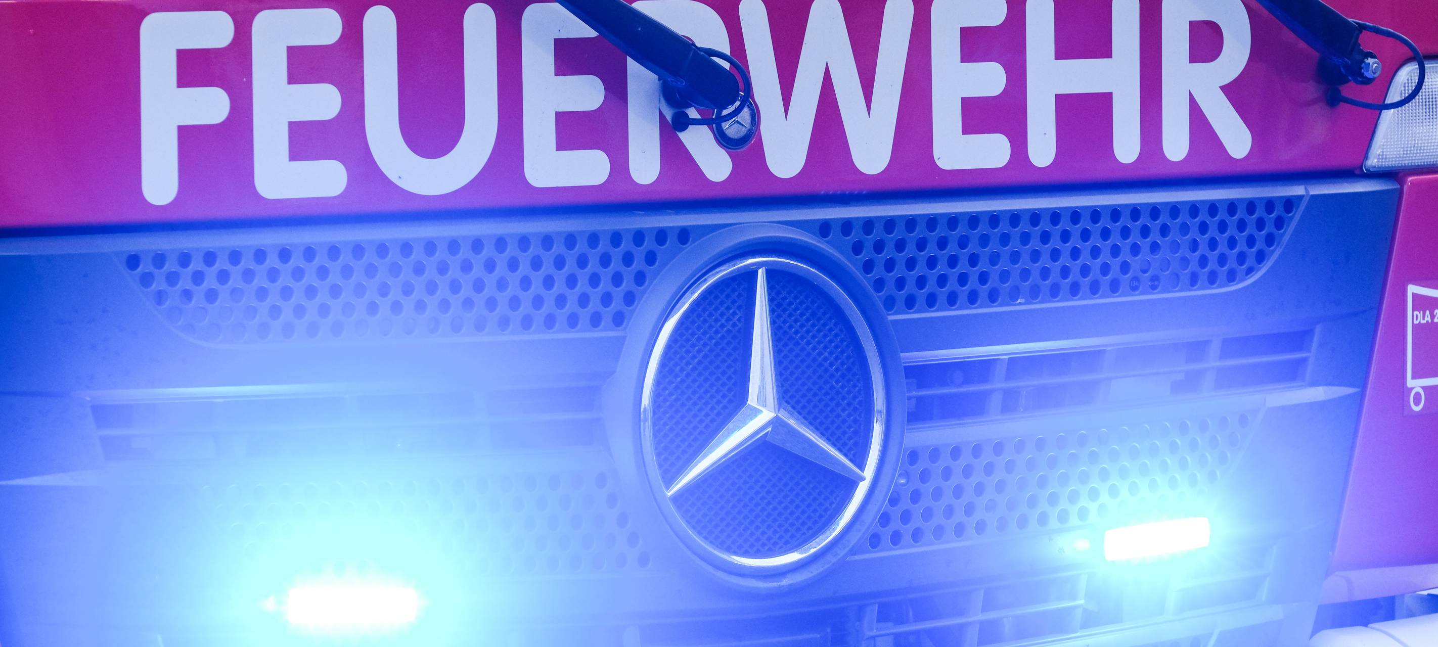 Schriftzug eines Feuerwehrautos