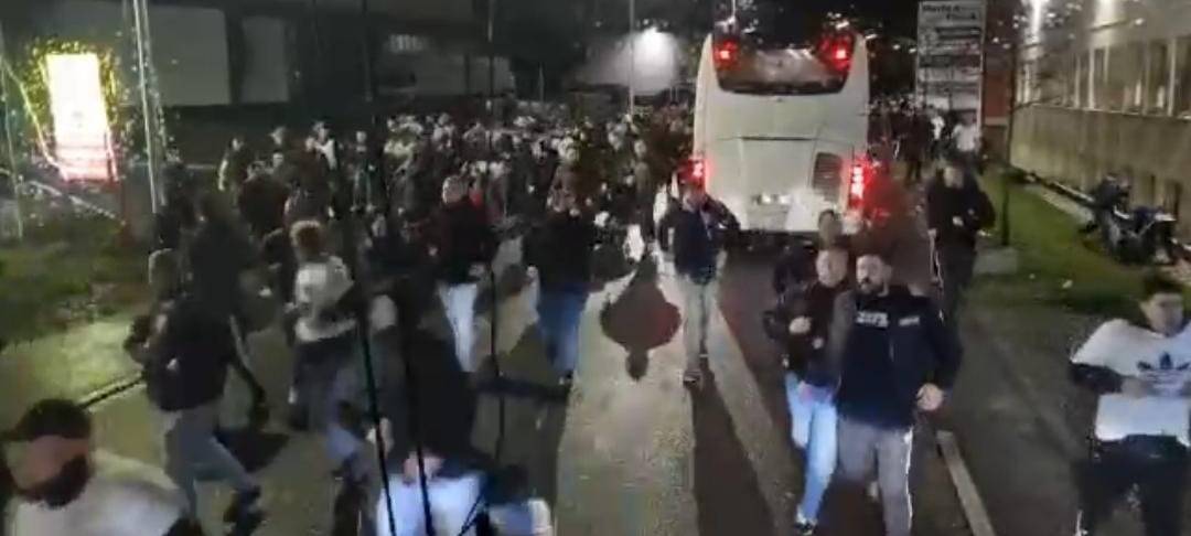 Hooligans überfallen Schalke-Fans