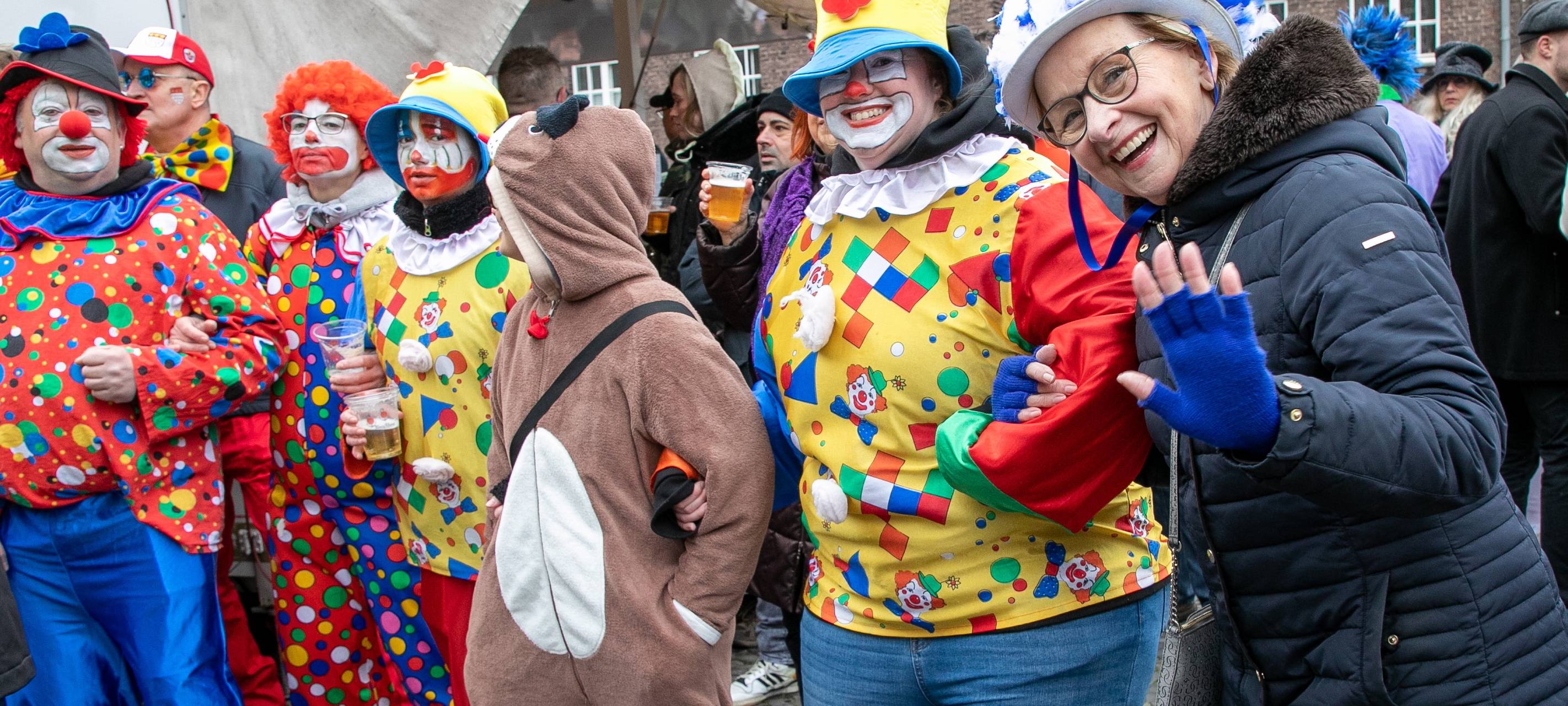 Feiernde beim Rosenmontagszug Bottrop 2023