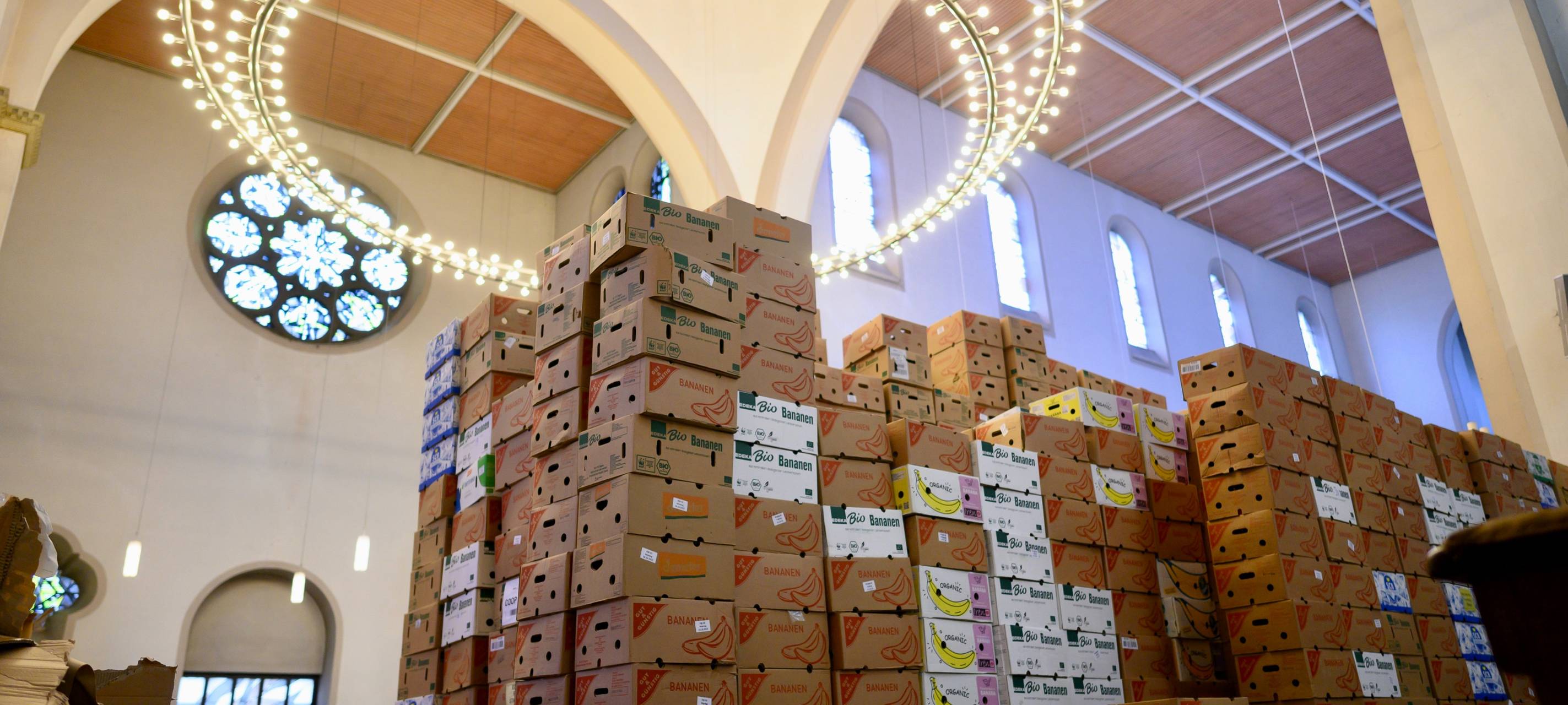 Kisten mit Hilfsgütern für die Ukraine