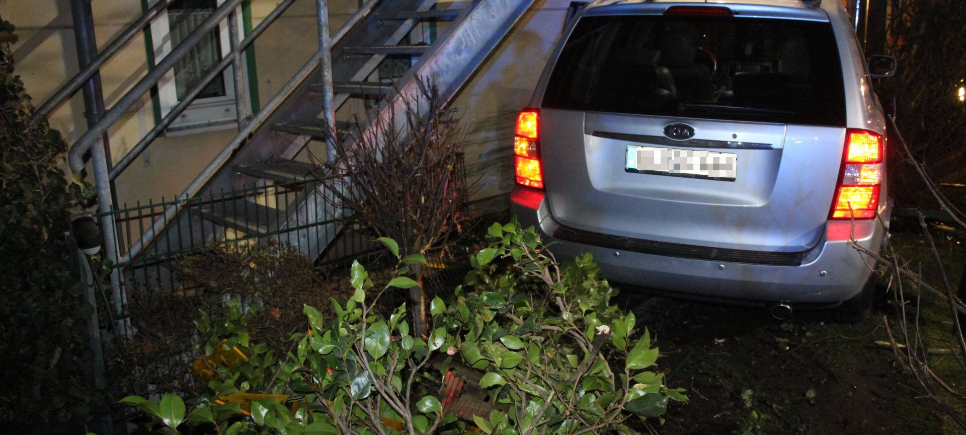 Auto nach Verfolgungsjagd in Hauswand gekracht