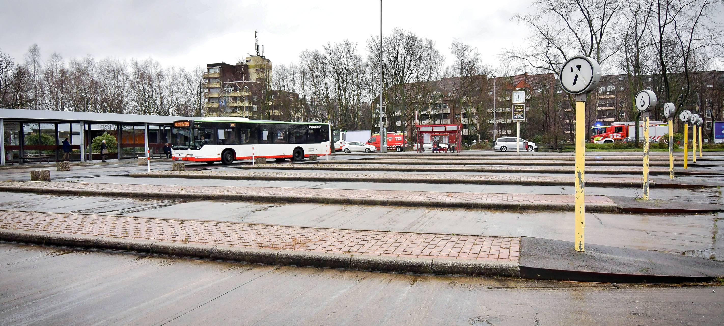 Ein Bus hält am Busbahnhof Oberhof in Gladbeck