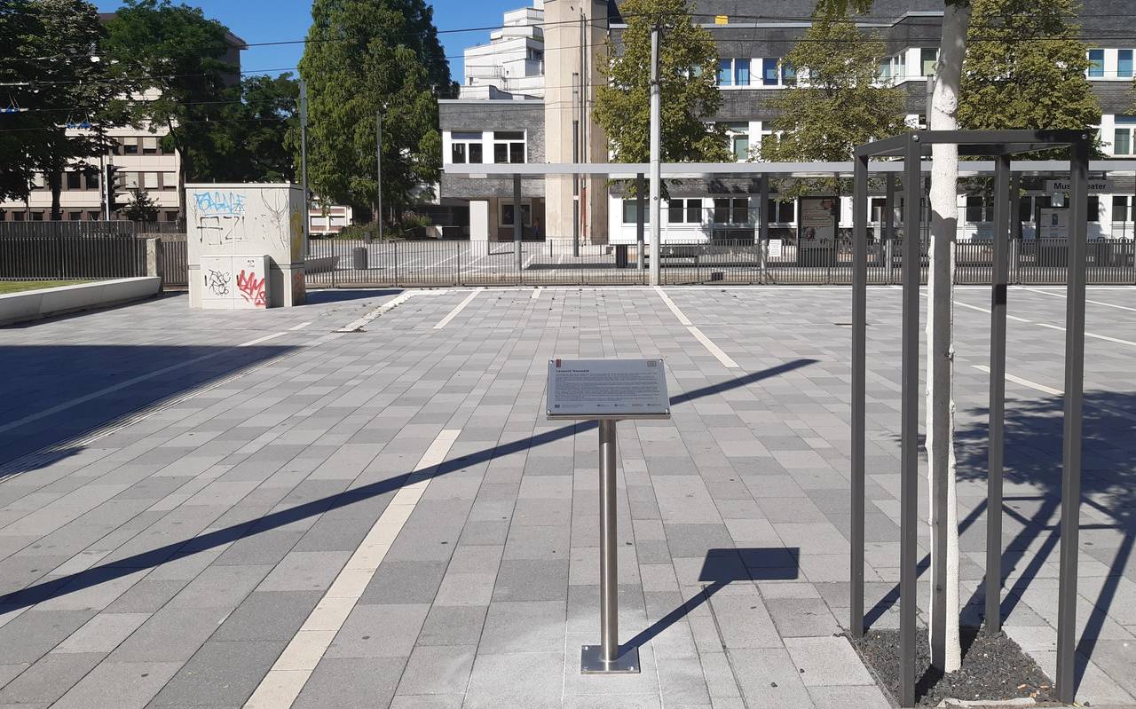 Der Leopold-Neuwald-Platz mit der Erinnerungstafel