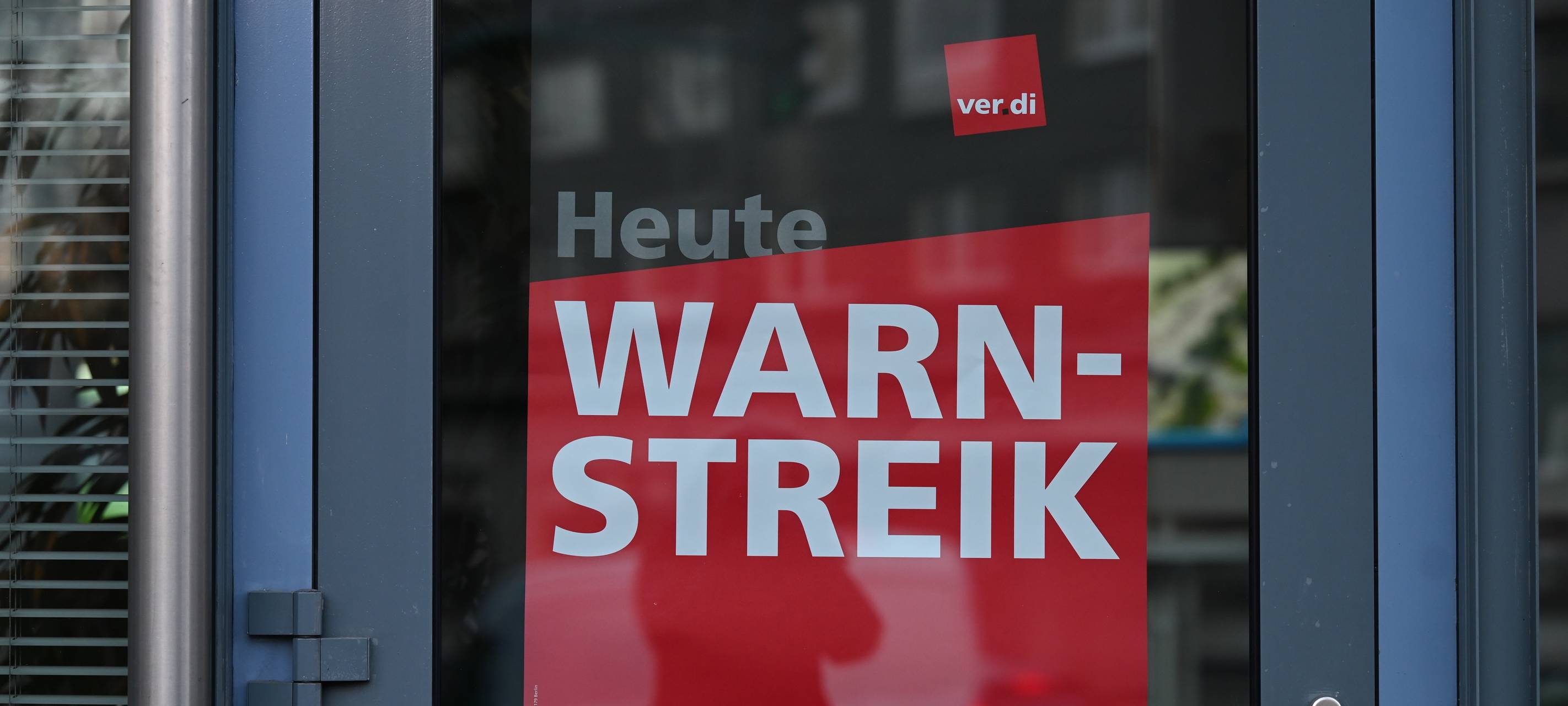 Schild "Heute Warnstreik"