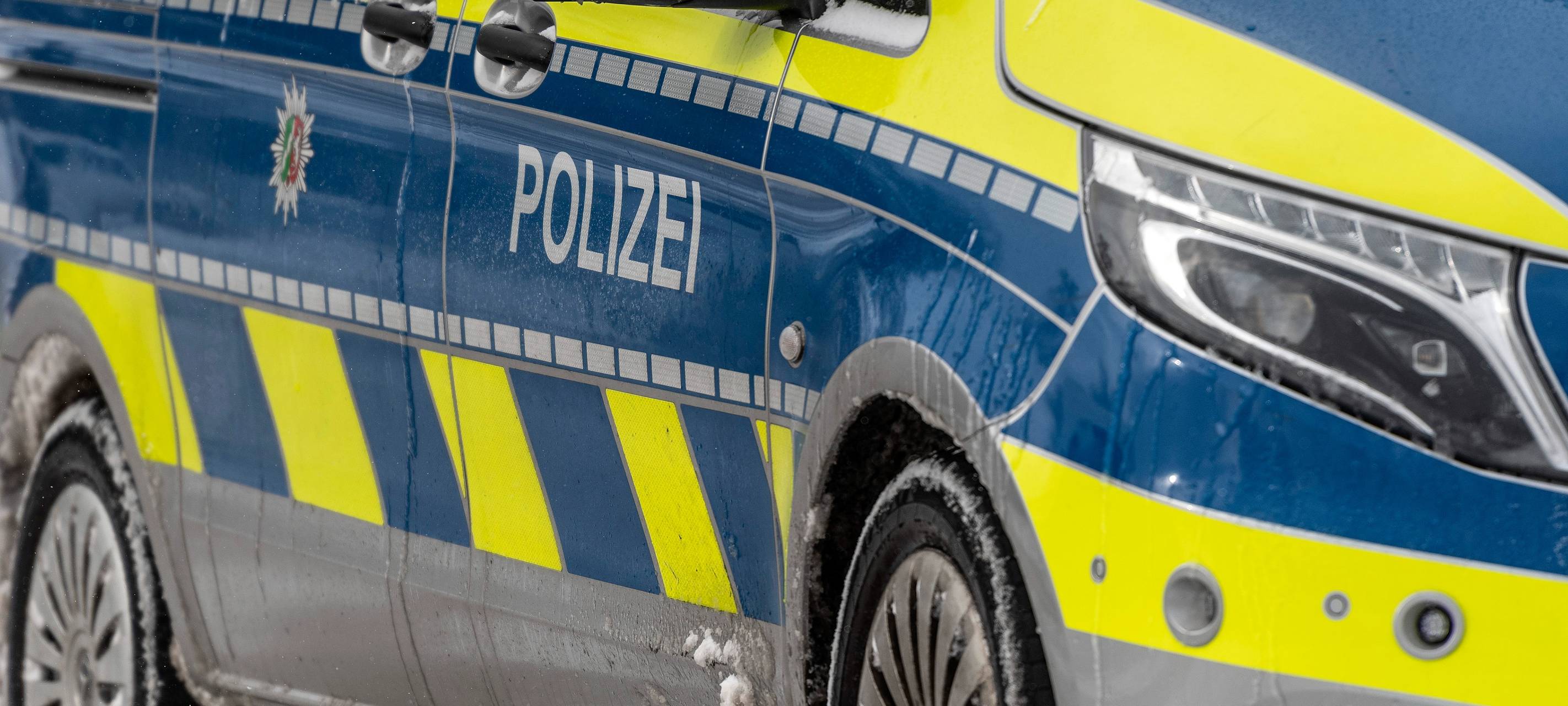 Verschneites Polizeiauto