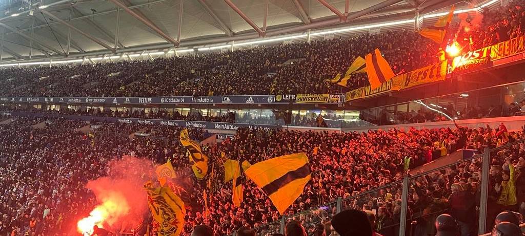 Bengalos im Gästeblock beim Revierderby