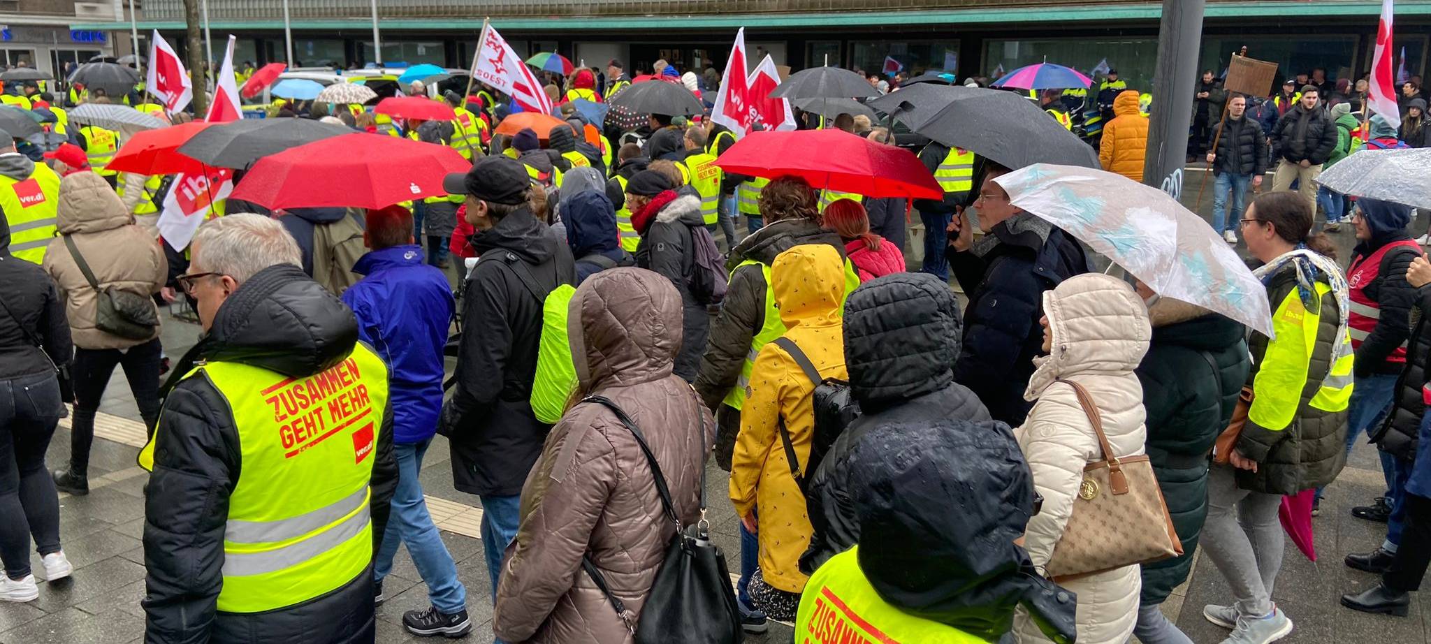 Tausende Demonstranten blockieren Gelsenkirchener Straßen