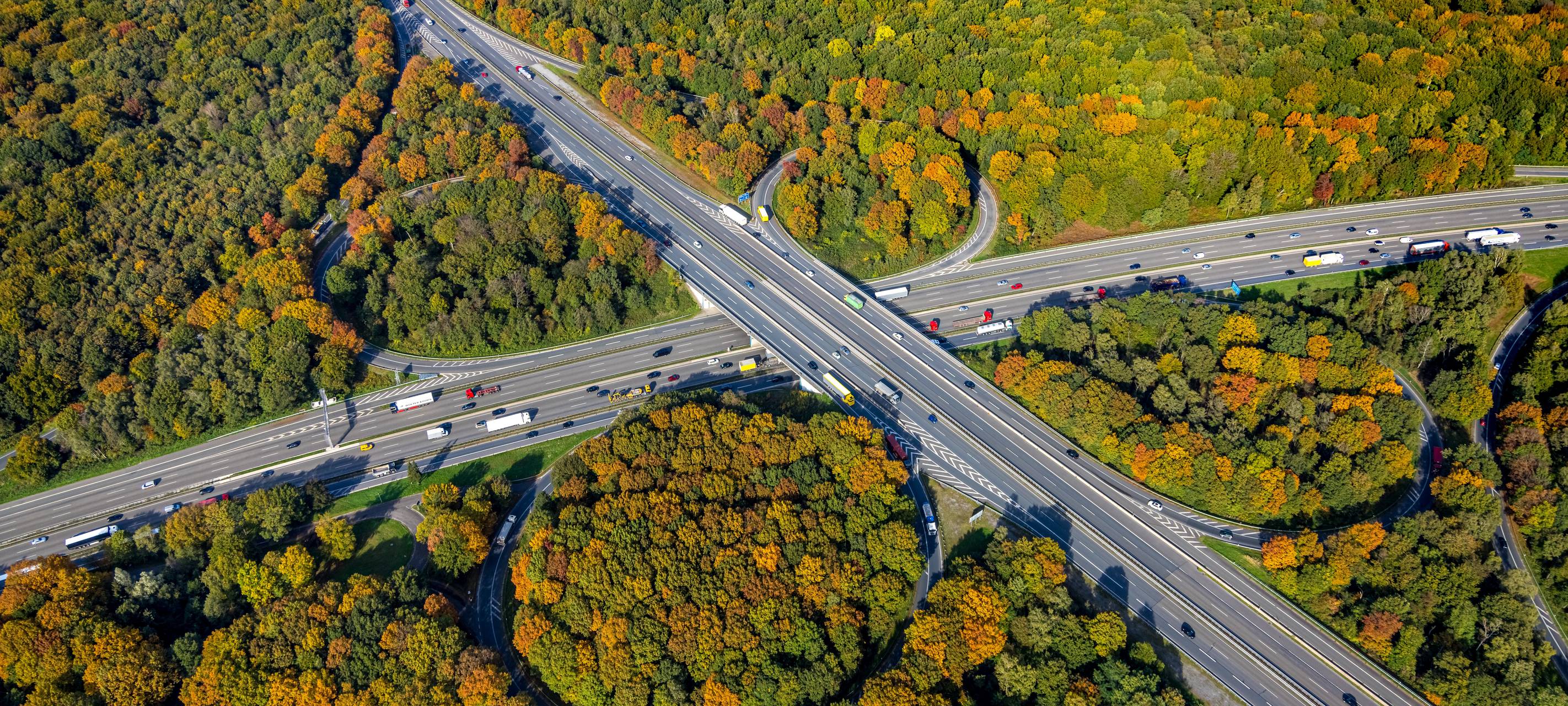 Das Autobahnkreuz Oberhausen mitten im Sterkrader Wald