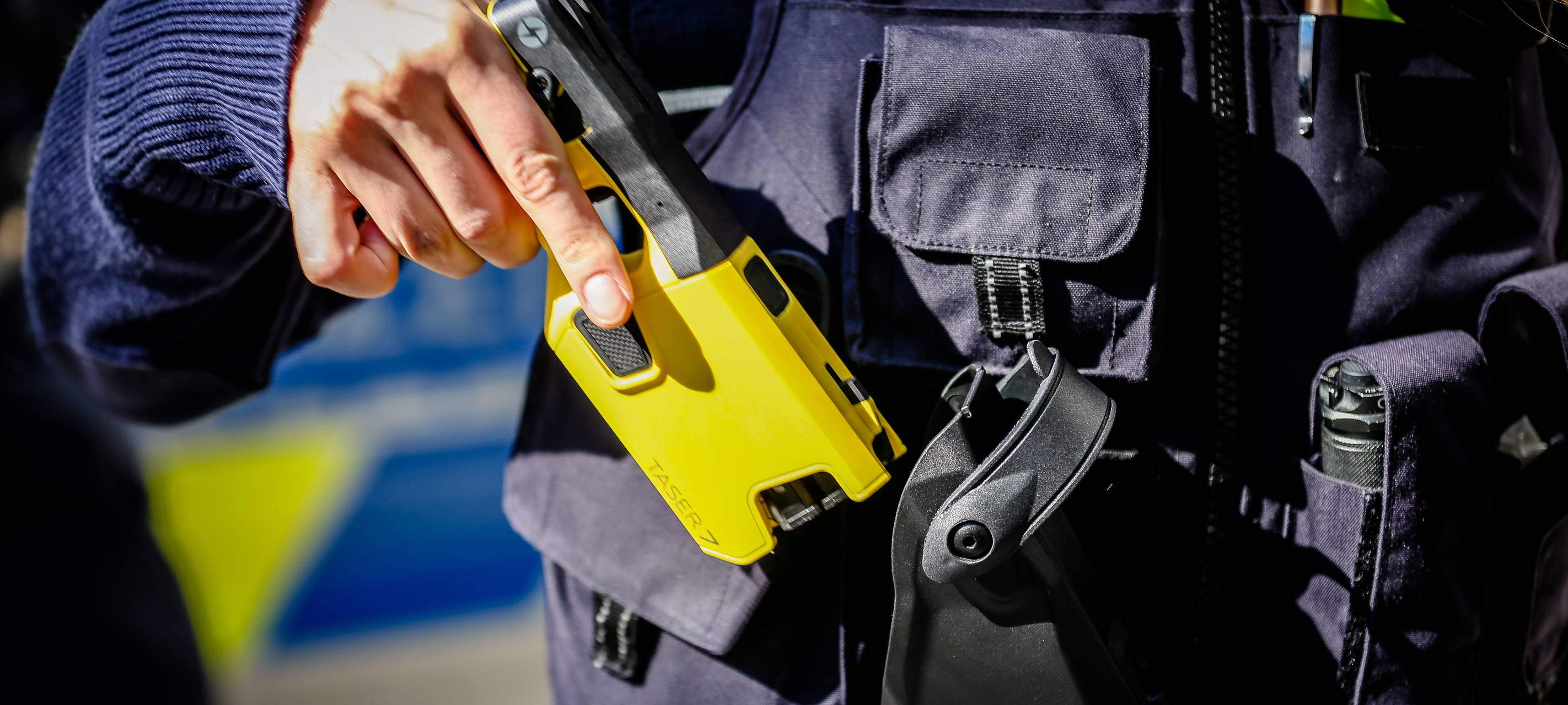 Polizisten zieht eine Elektroschock-Pistole