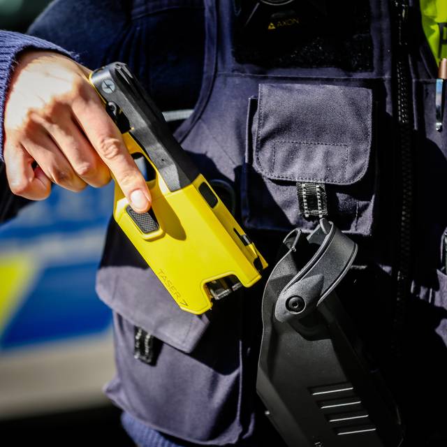 Polizisten zieht eine Elektroschock-Pistole