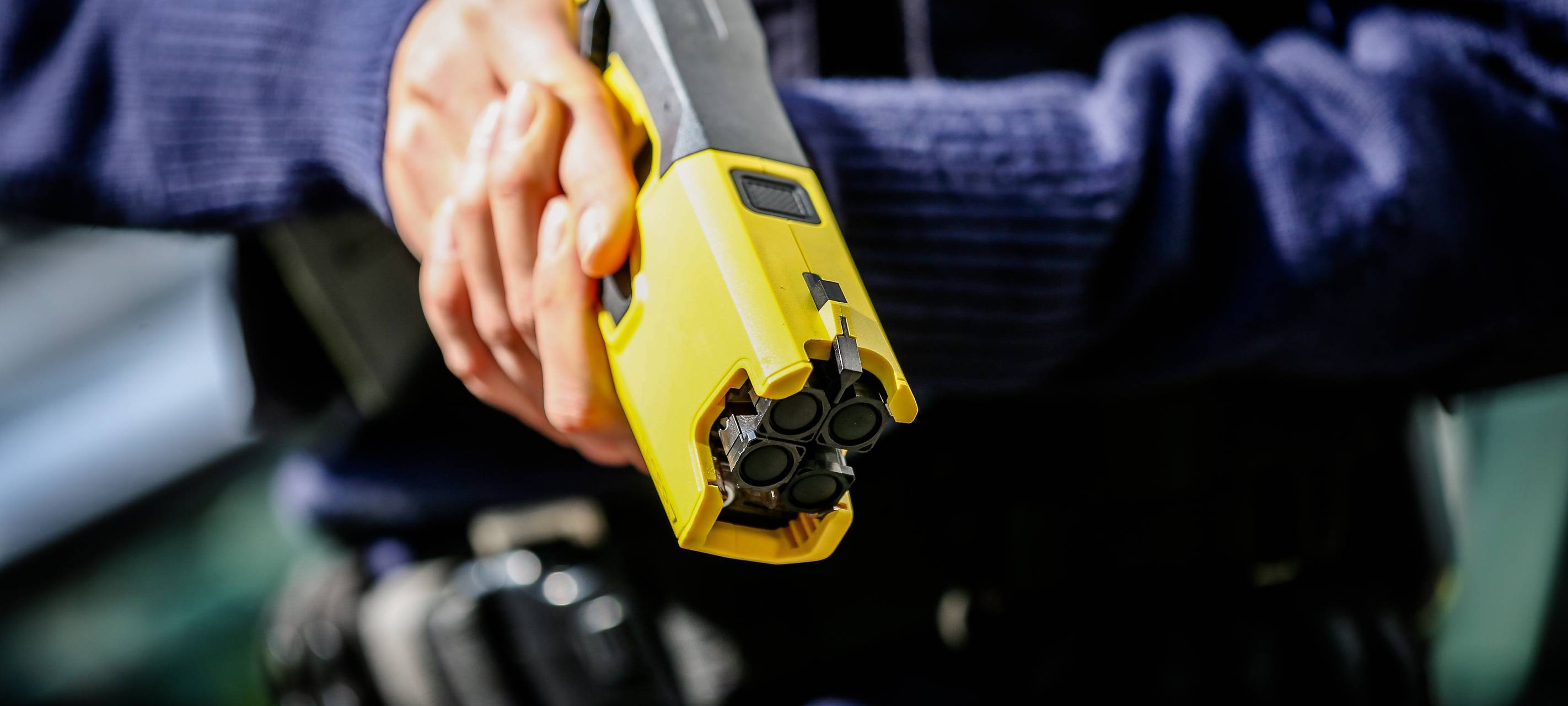 Polizistin mit Taser