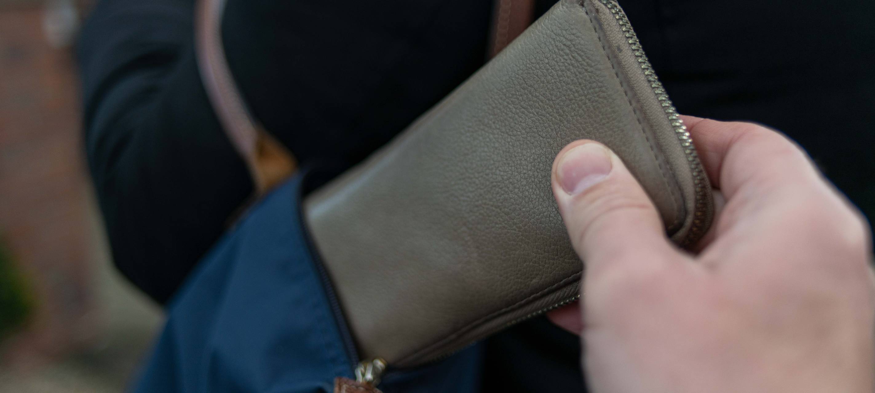 Dieb klaut Portemonnaie aus einer Handtasche