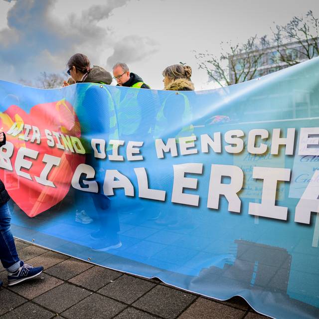 Protestierende Mitarbeiter von Galeria Karstadt Kaufhof