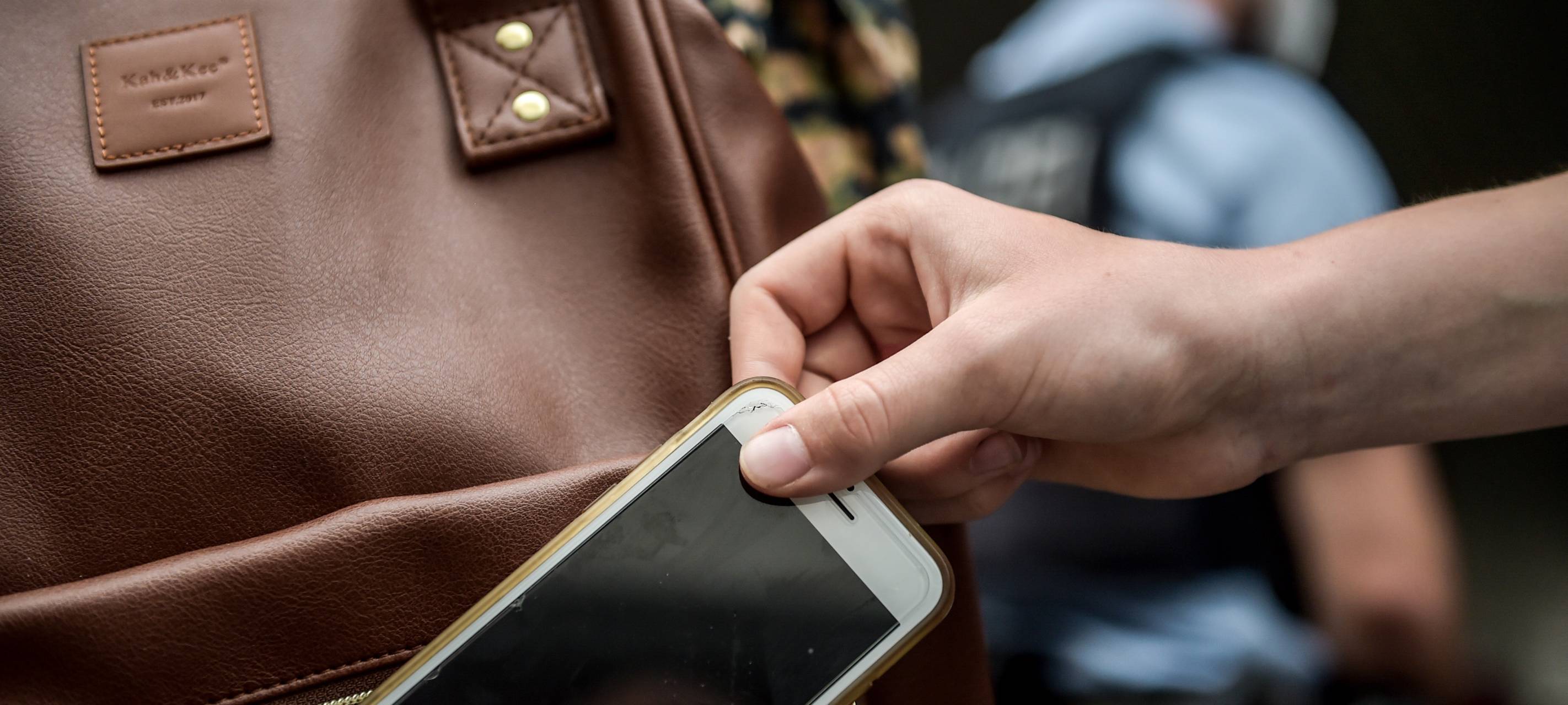 Dieb klaut Handy aus einer Handtasche