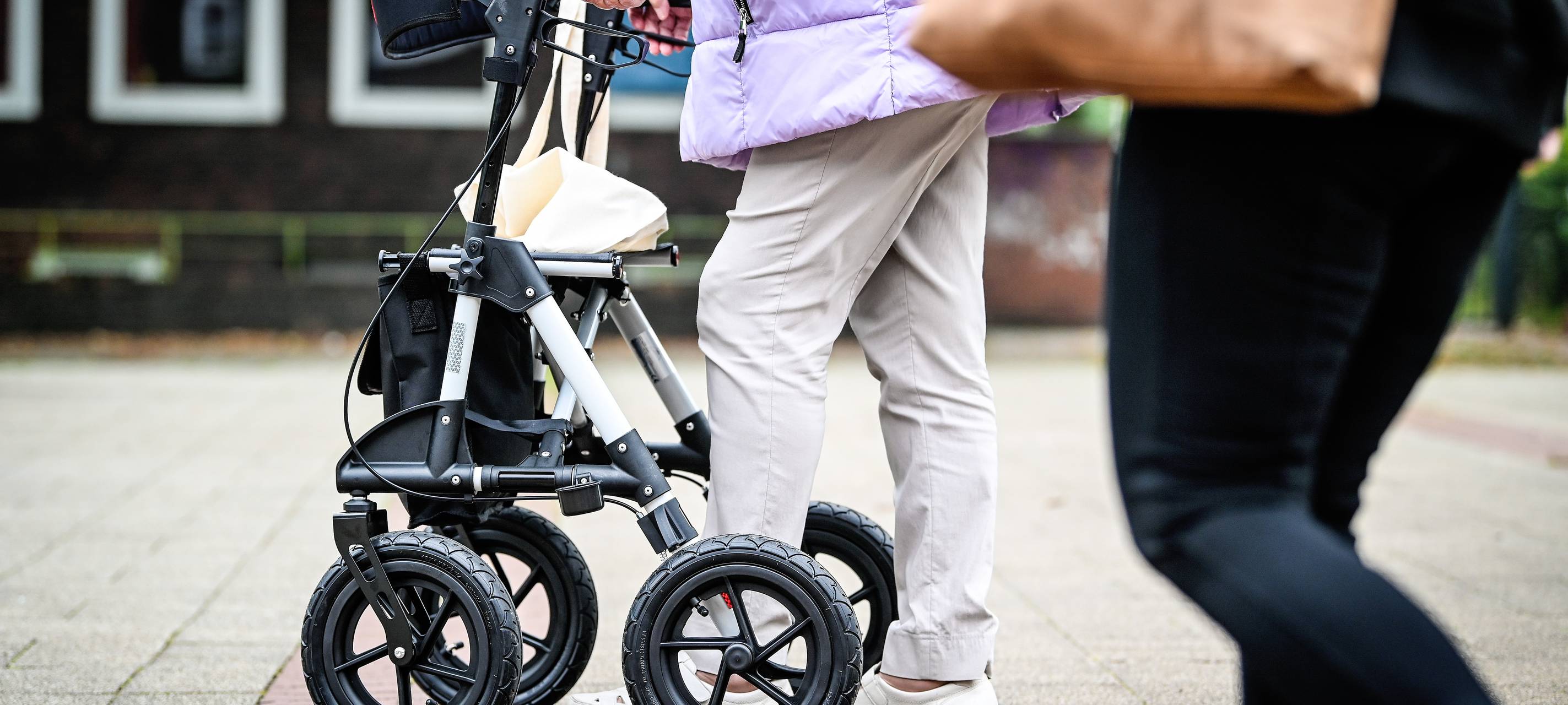 Rentnerin mit Rollator
