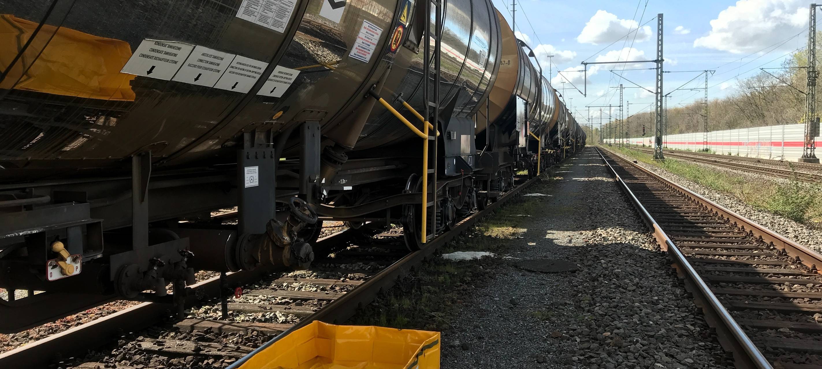 Feuerwehr Bottrop dichtet Methanol-Waggon ab