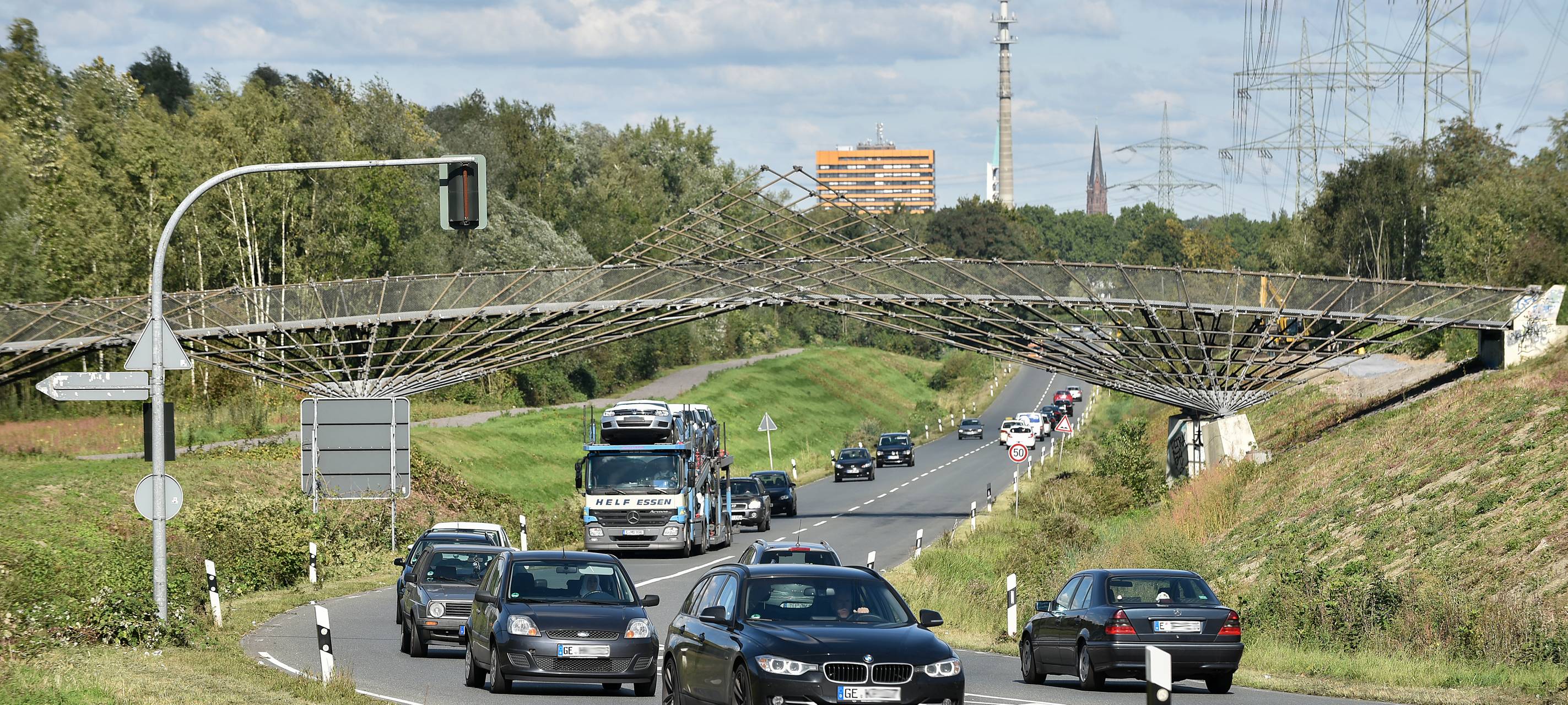 Verkehr auf der Hattinger Straße im Gelsenkirchener Süden