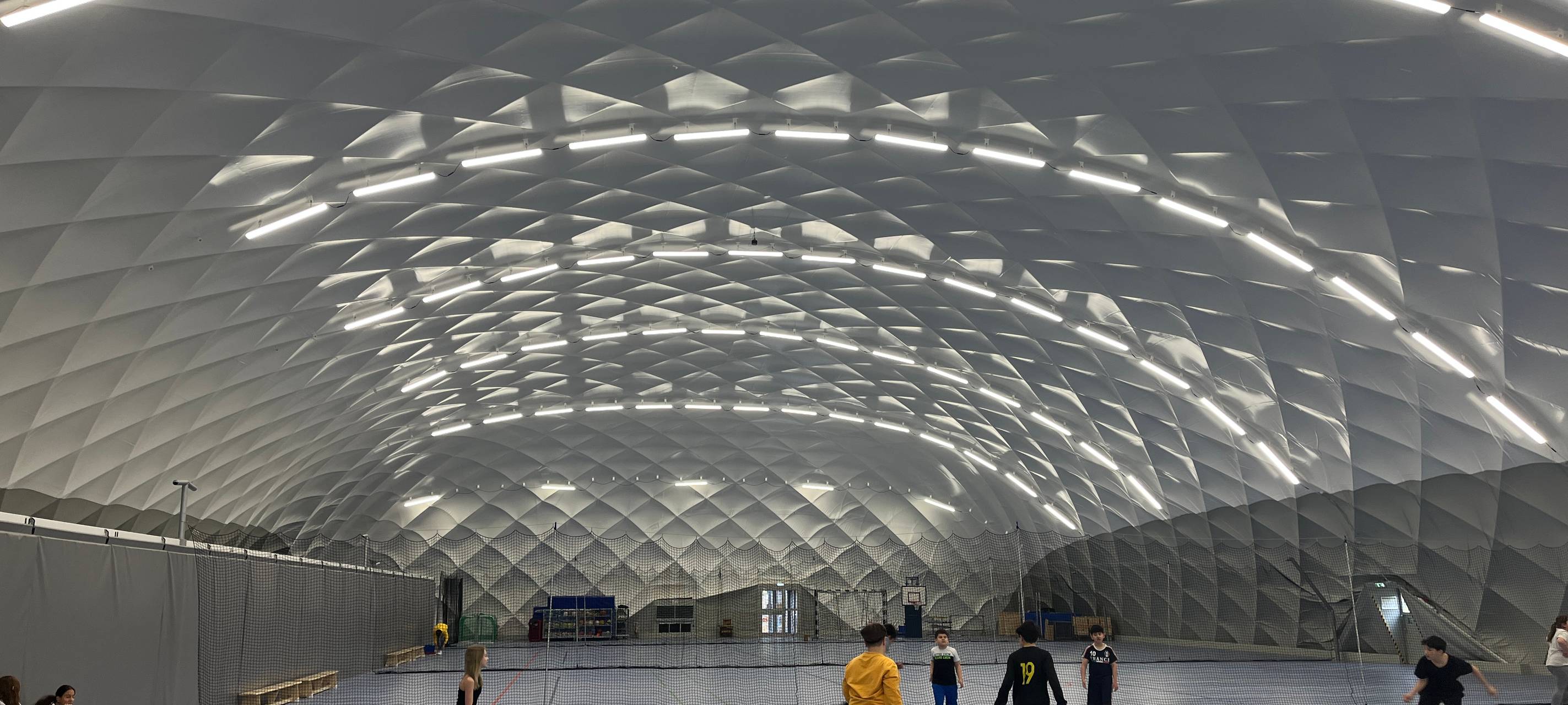 Traglufthalle an Gladbecker Gesamtschule in Betrieb