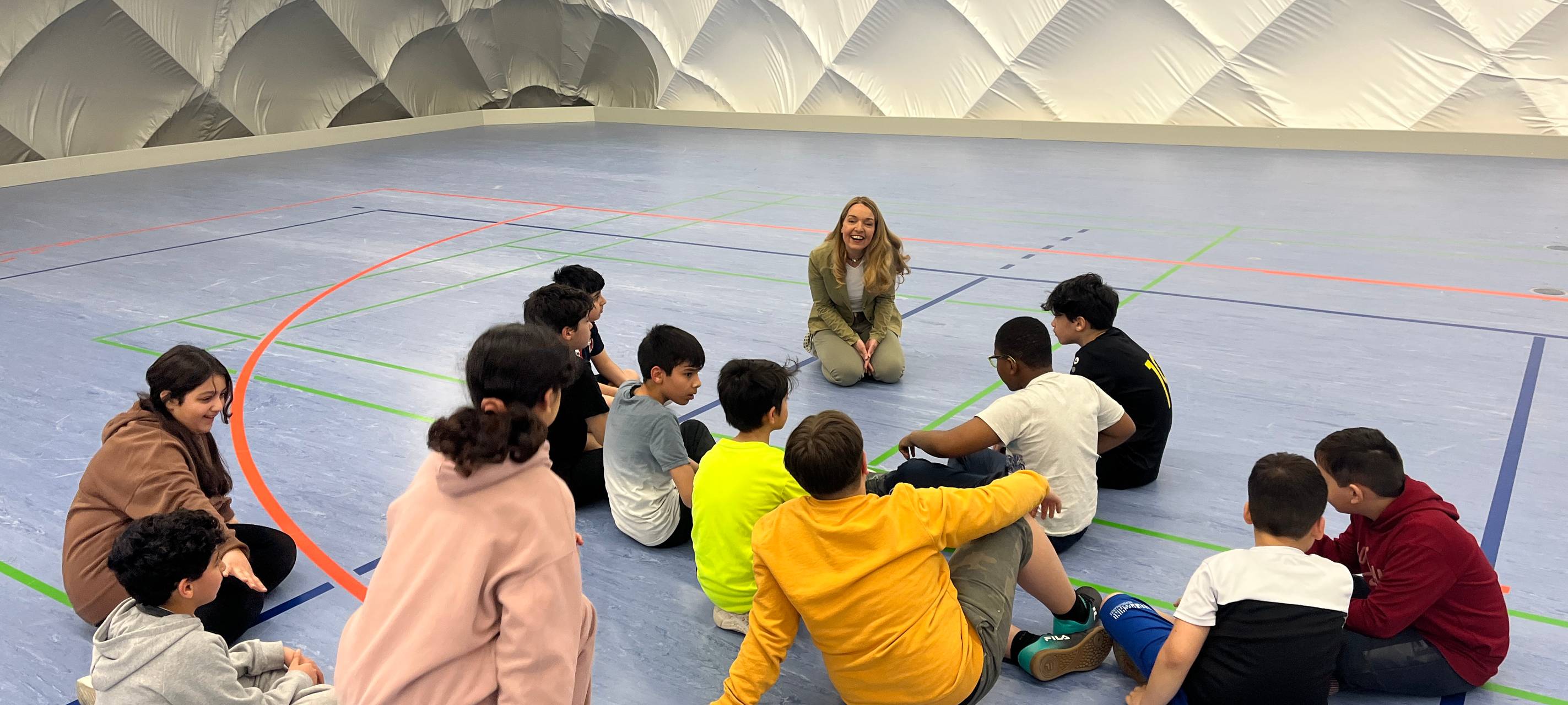 Traglufthalle an Gladbecker Gesamtschule in Betrieb