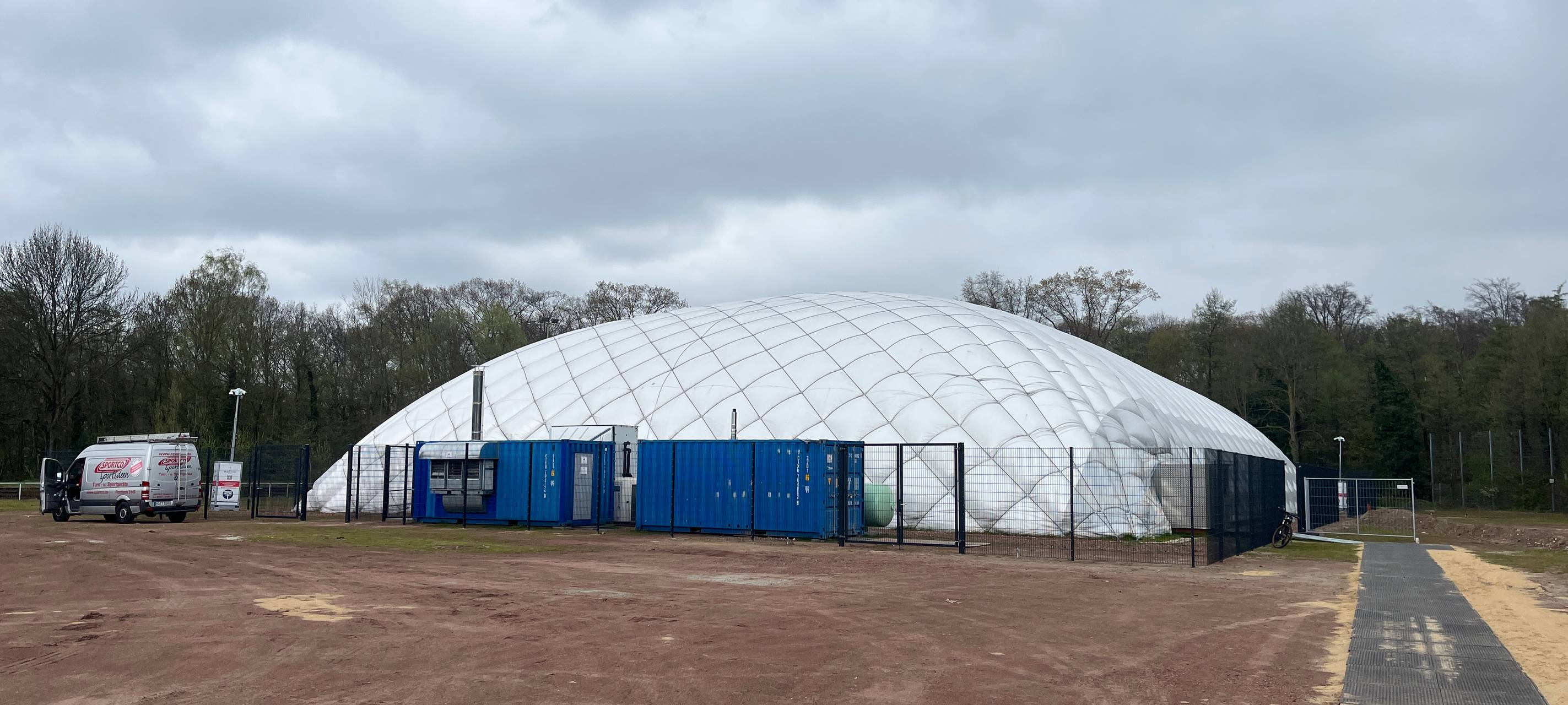 Traglufthalle an Gladbecker Gesamtschule in Betrieb