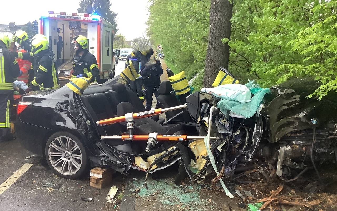 Zertrümmertes Auto nach Unfall im Emscherbruch in Gelsenkirchen (Resser Mark)
