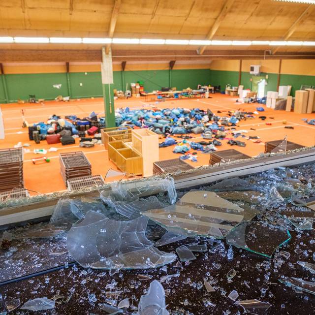 Aufgebrochene Fenster im Spendenlager der Flüchtlingshilfe Gelsenkirchen