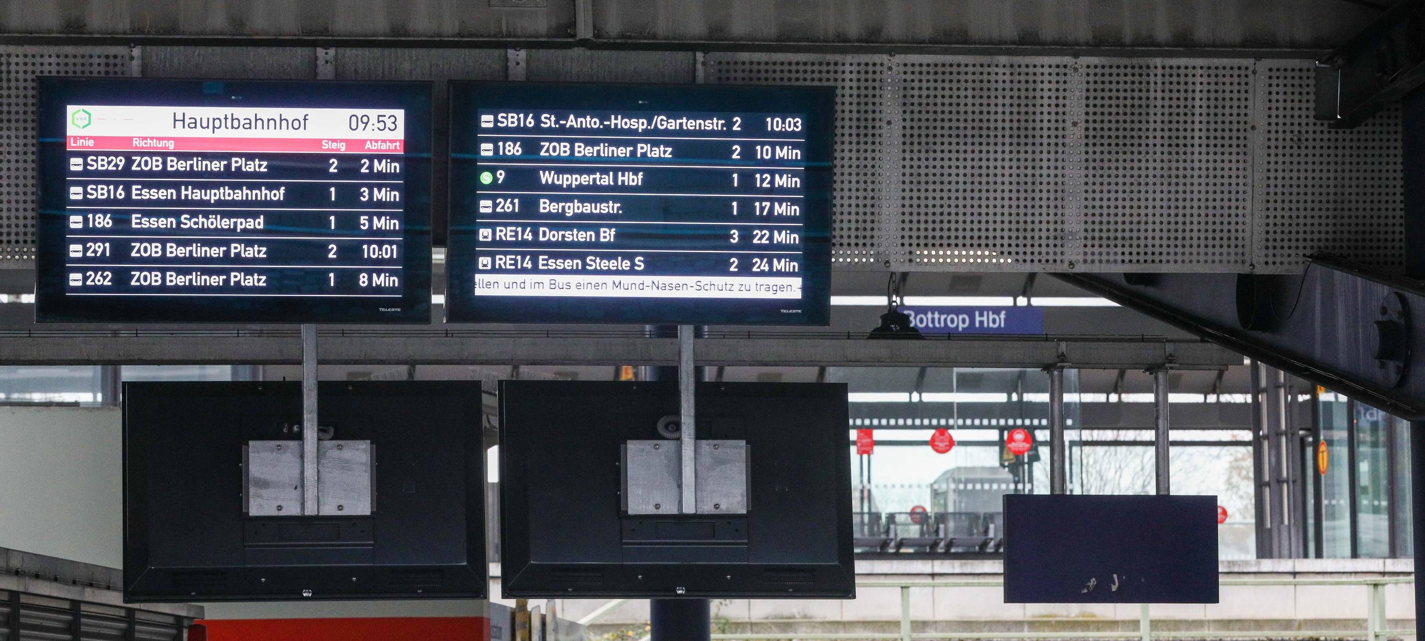 Anzeigetafeln der Busse am Bottroper Hauptbahnhof