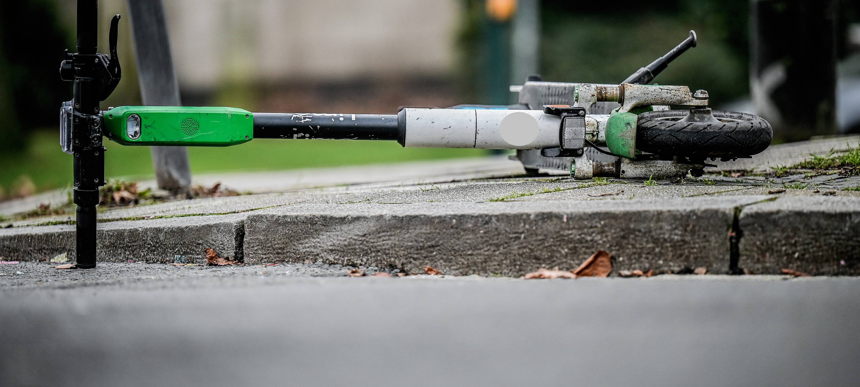 Herumliegender E-Scooter