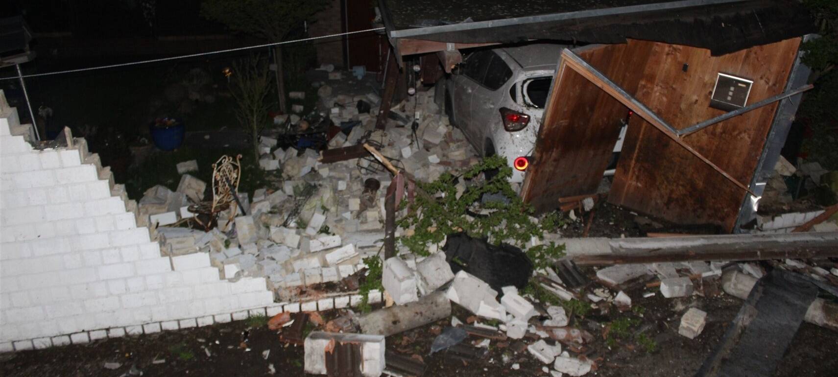 Auto in Gartenmauer und Carport gekracht