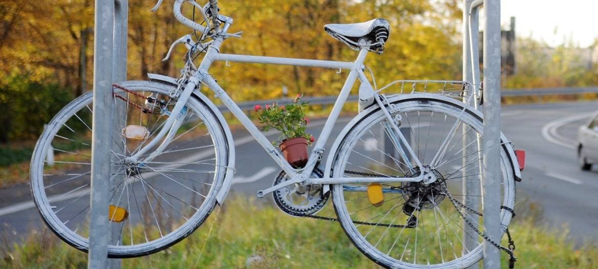 Ein Ghost Bike hängt an einer Laterne