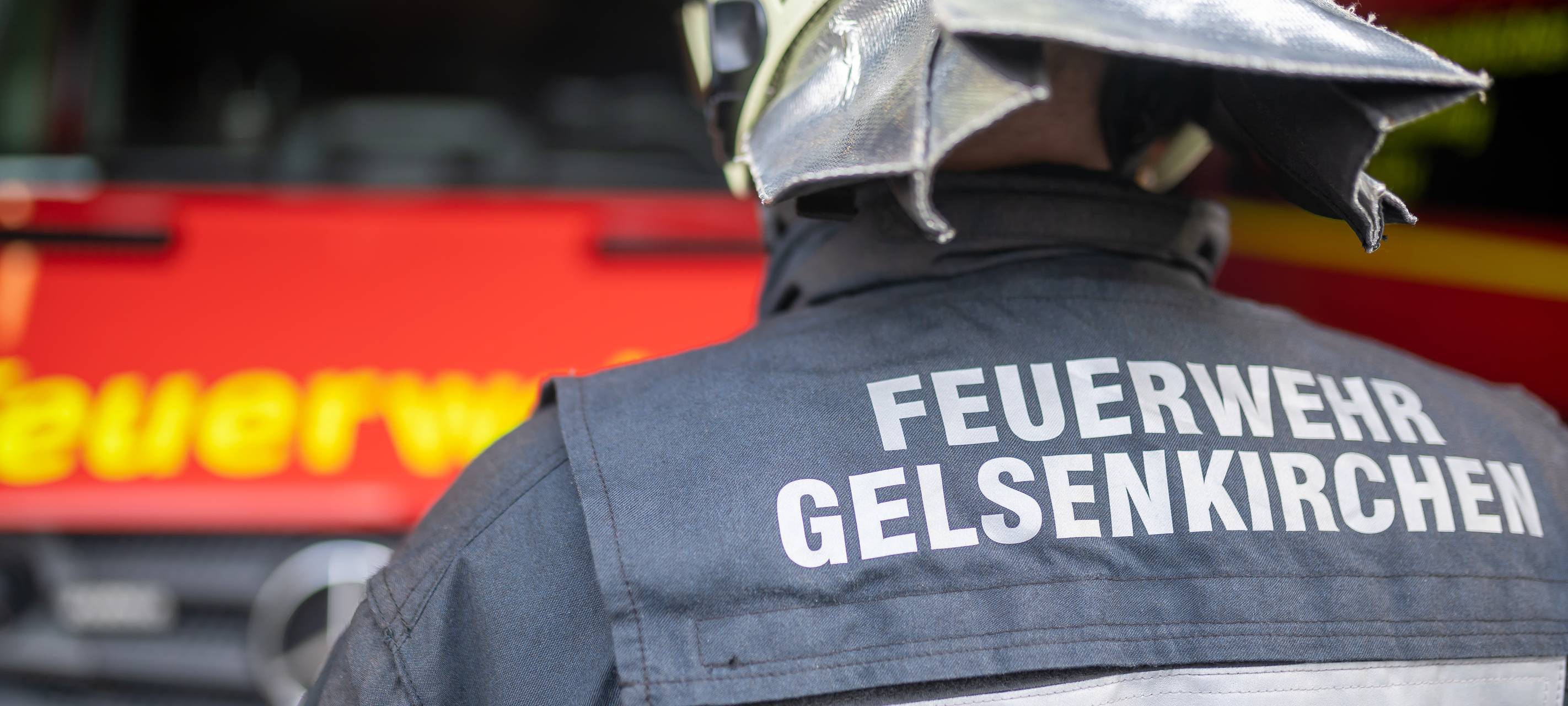 Feuerwehrmann vor Feuerwehrauto