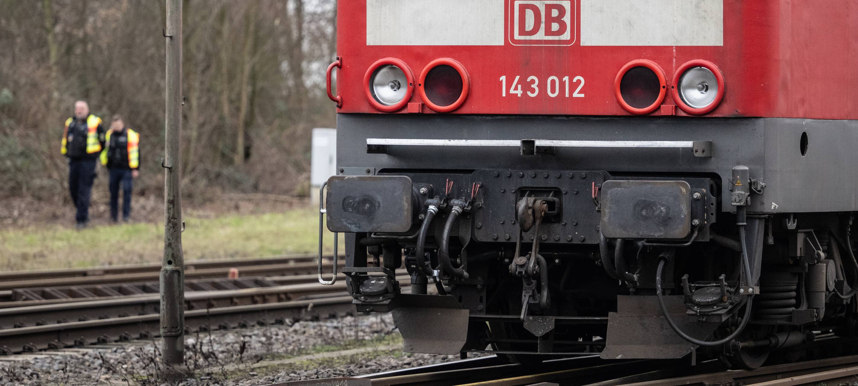 Polizisten auf Bahngleisen