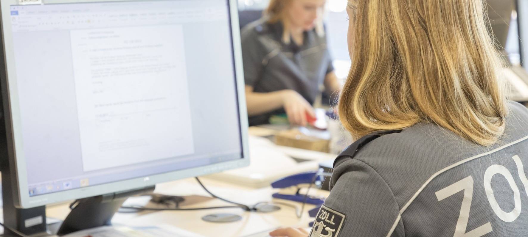 Zollkontrolleure bei der Arbeit