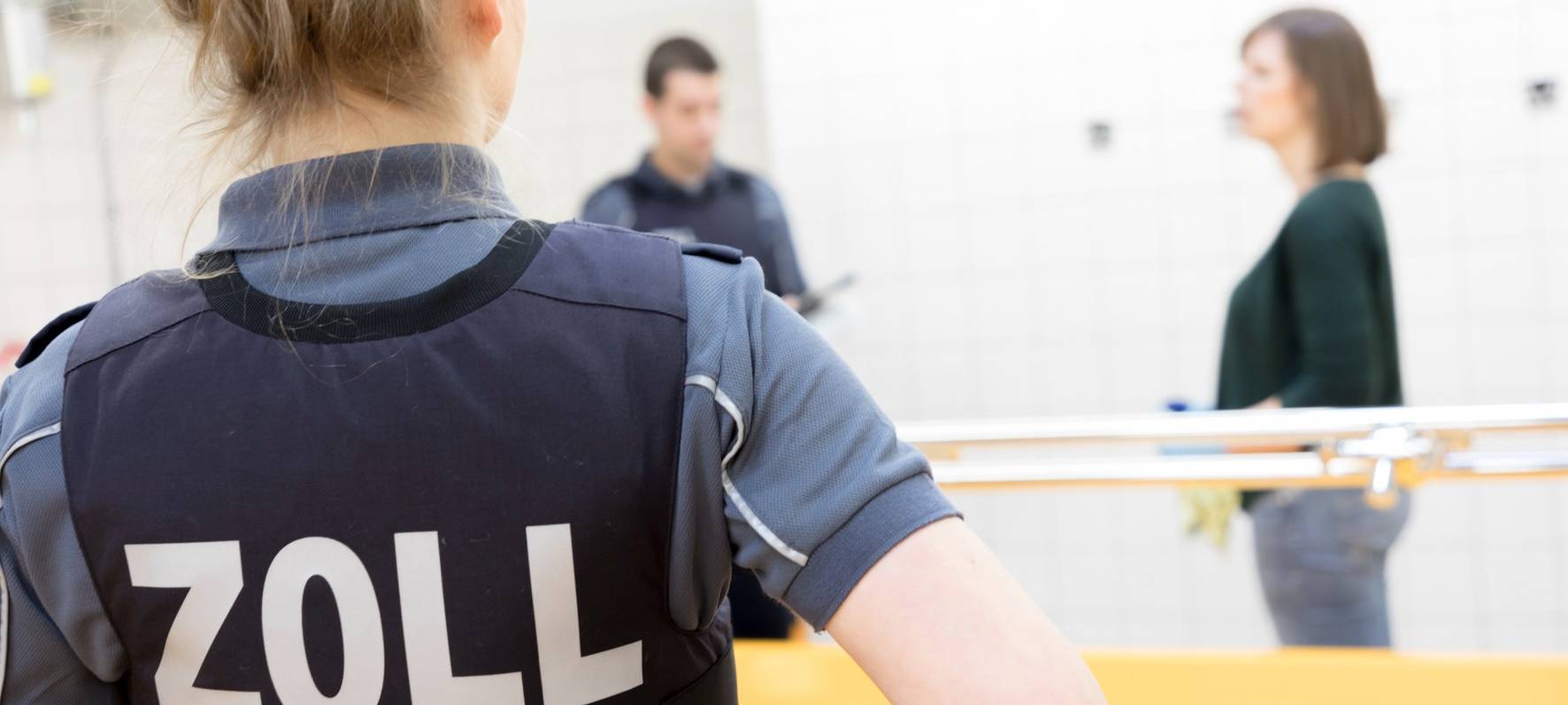 Zollkontrolleure bei der Arbeit