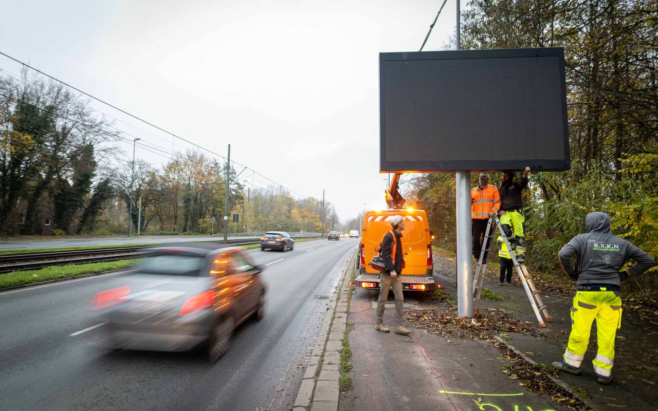 Die LED-Tafeln zur Verkehrssteuerung in Gelsenkirchen werden montiert