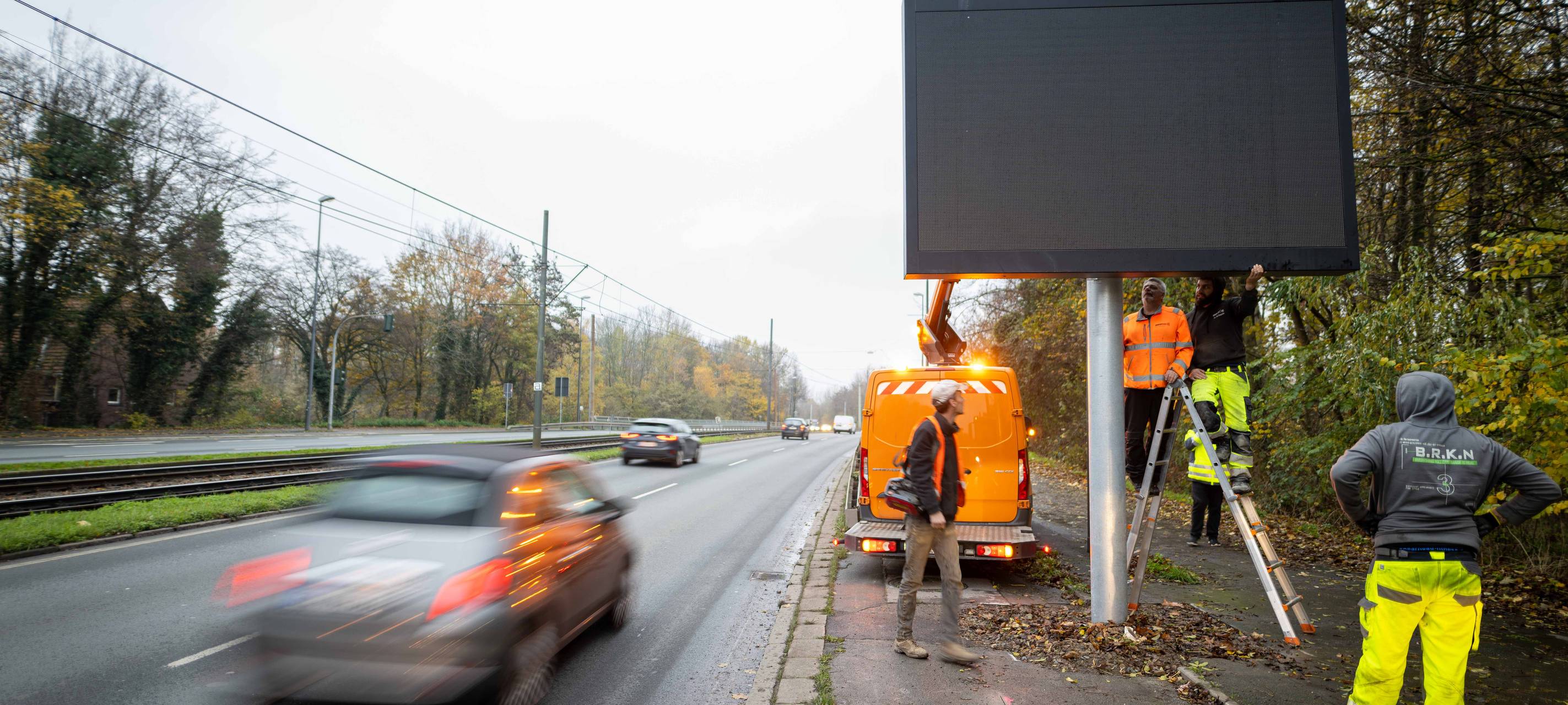 Die LED-Tafeln zur Verkehrssteuerung in Gelsenkirchen werden montiert